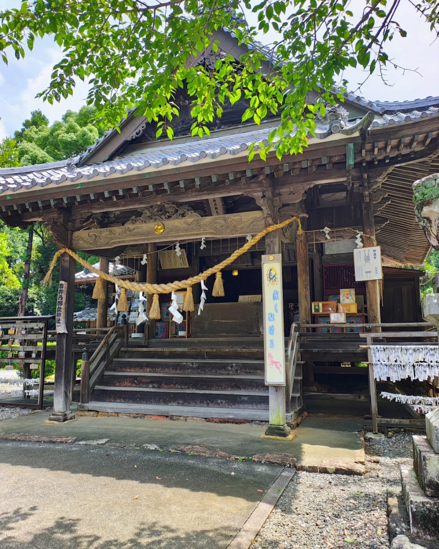 本日は定休日。またまた神社巡りへ行ってまいりました。今回訪れたのは、浜松市中央区呉松町に鎮座する「曽許乃御立神社(そこのみたちじんじゃ)」。地元では「お鹿島さま」として親しまれている歴史ある神社です。御祭神は武甕槌命(たけみかづちのみこと)。勝負運や厄除け、開運のご利益があるとされ、古くから多くの人々に信仰されてきました。この日は雨が上がったばかり。湿気も多く、かなり蒸し暑い日でした。ところが、鳥居をくぐった瞬間、その空気が一変。境内に流れる空気はひんやりとしていて、木々の間を抜ける風が本当に気持ちいい。「気温が違うんじゃないか?」そう思うほどの心地よさでした。神社は、ただお願い事をする場所ではなく、自分の心を整え、リセットする場所でもあると感じています。忙しく過ごしていると、知らないうちに心にも疲れがたまっていくもの。そんな疲れを、大きな木々や静かな空気が、そっと吸い取ってくれるような感覚がありました。深呼吸をして、目を閉じる。風の音、鳥の声、木々の香り。五感を研ぎ澄ませると、「また明日から頑張ろう」という気持ちが自然と湧いてきます。勝負運や開運のご利益ももちろんですが、それ以上に、この場所で過ごす時間そのものが、何よりのご利益なのかもしれません。また季節を変えて、訪れたい神社です。#靴修理#和靴工房 - from Instagram